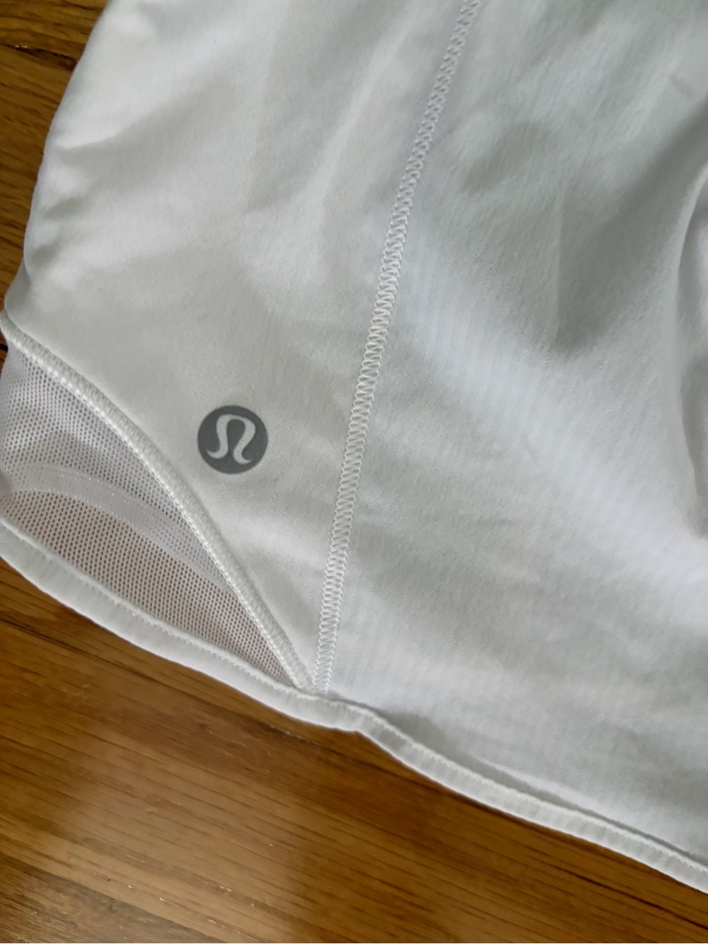 Lululemon Hotty Hot Shorts University of Tennessee white HR 2.5” size 2 - Picture 3 of 5